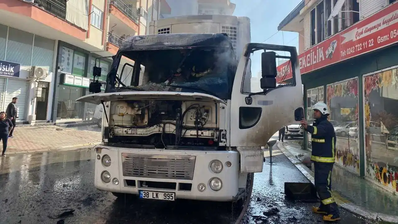 Serik’te Park Halindeki Kamyon Alev Topuna Döndü! 5